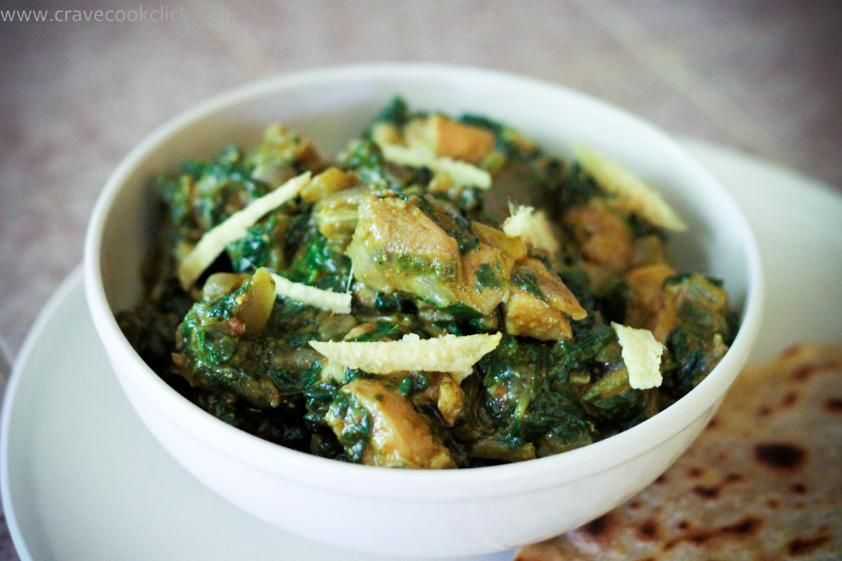 Шпинат курам. Карри из шпината. Chicken Palak. Карри со шпинатом и курицей. Курица со шпинатом индийское блюдо.