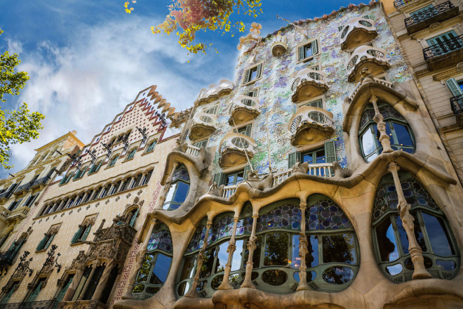 Casa Batlló is a renowned building located in the heart of Barcelona and is one of Antoni Gaudí’s masterpieces. Casa Batlló is a remodel of a previously built house. It was redesigned in 1904 by Gaudí and has been refurbished several times after that. Casa Batlló evokes the creativity and playfulness of Gaudí’s work through the incrassate facades and creative floors