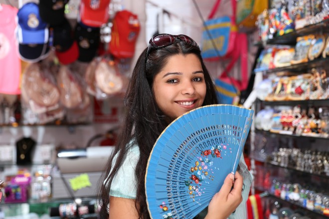 For centuries, hand fans made in Spain have been worldwide recognized by its beauty and artisan quality. 