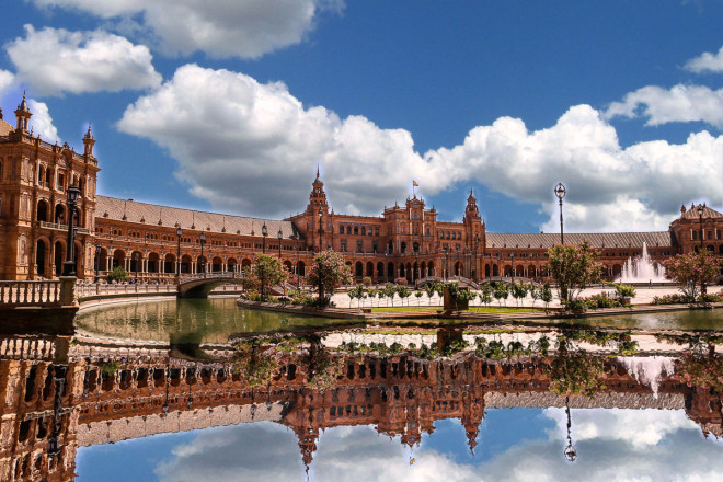 The Plaza de España, designed by Aníbal González, was a principal building built on the Maria Luisa Park's edge to showcase Spain's industry and technology exhibits