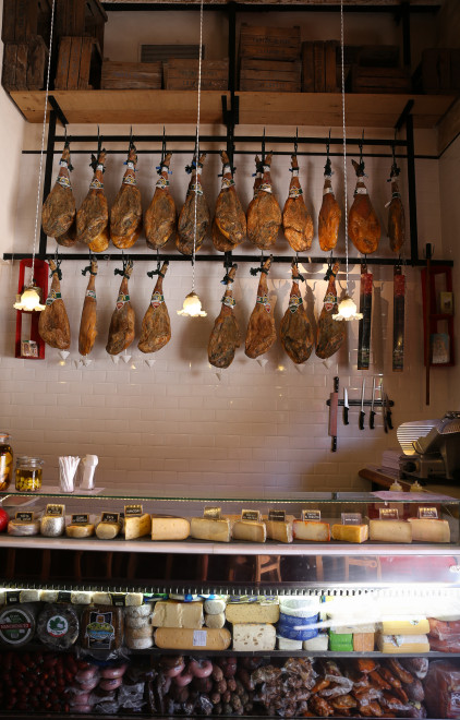 we can find typical food of the earth, in this tavern's newsprint (ham, cheese, smoked and cured meats), cartridges (seafood), tapas and sandwiches (which of them is more cool are called focaccia) 