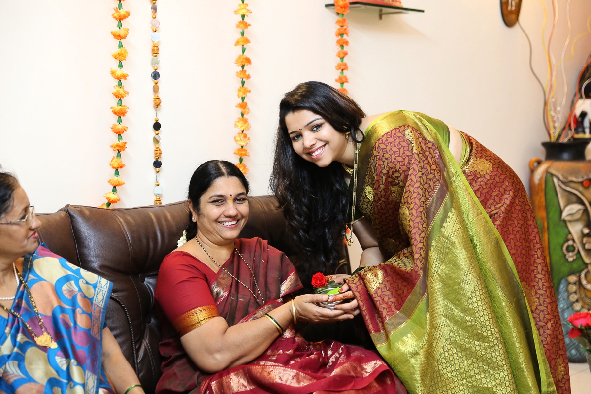 makarsankrant haldikumkum marriedwomen indianfestivals celebrations incredibleindia tilgulladoo